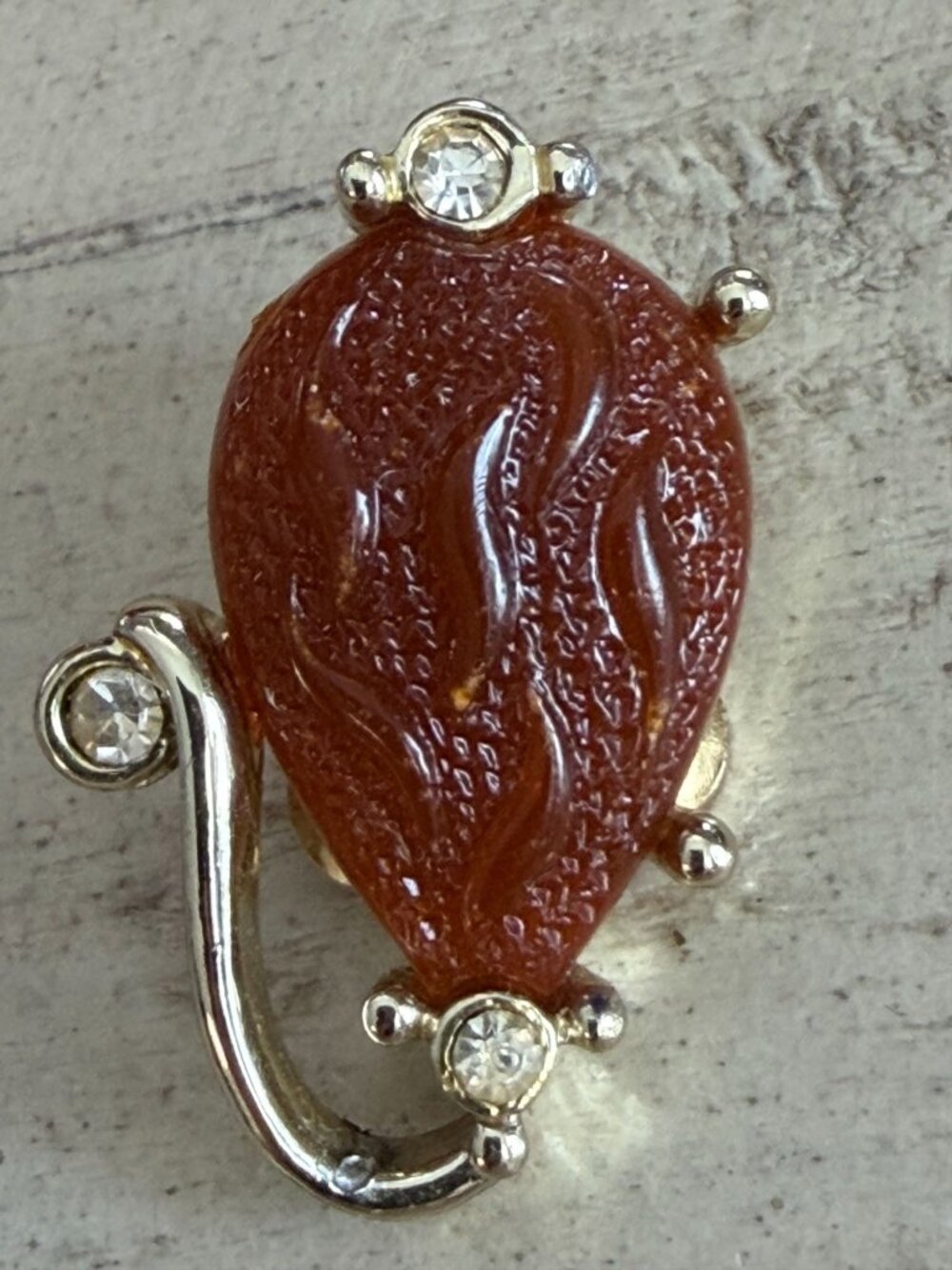 Vintage KRAMER Signed Carved Orange Glass Rhinestone Clip Earrings Gold Tone 50s - Picture 5 of 8